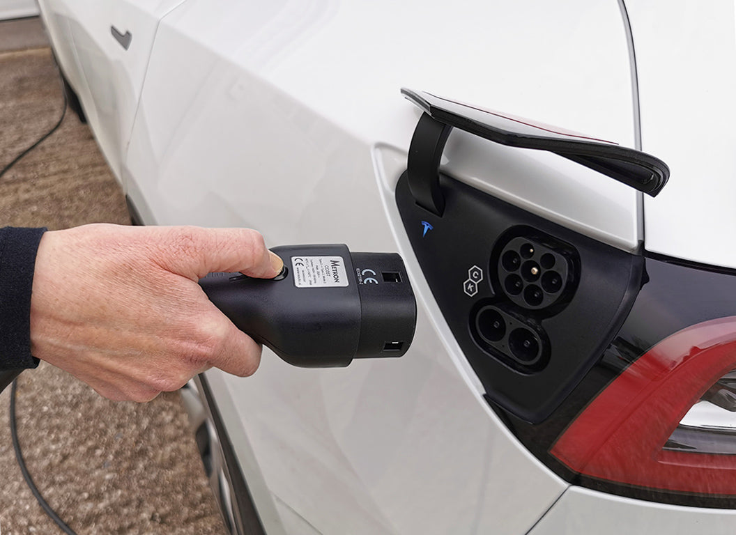 Den Chargeport Ihres Teslas einfach per Knopfdruck öffnen und entsperren